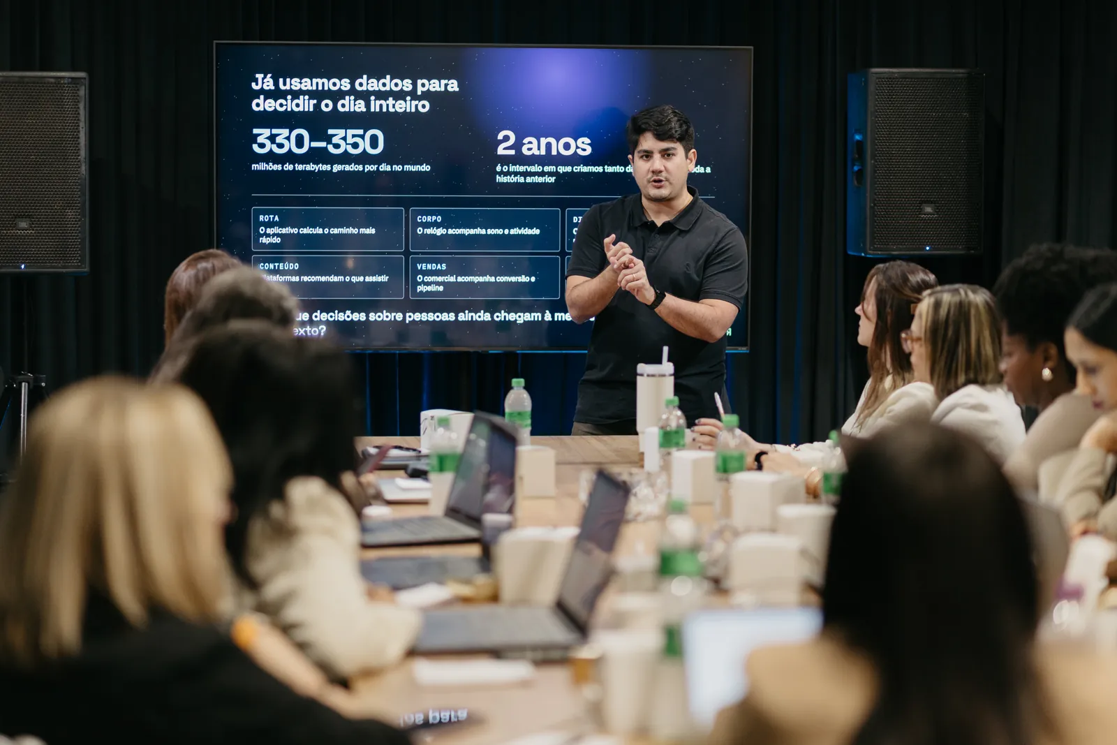 Guilherme Goya conduzindo o workshop Do dado à decisão